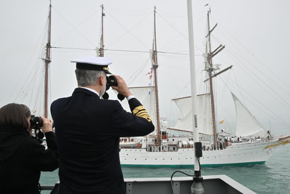 Los Reyes no han querido perder detalle de cuanto sucedía en el Elcano