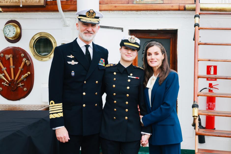 Los Reyes con la Princesa a bordo del Elcano