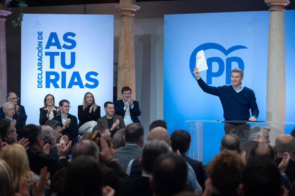 El presidente del PP, Alberto Núñez Feijóo, sostiene la Declaración de Asturias