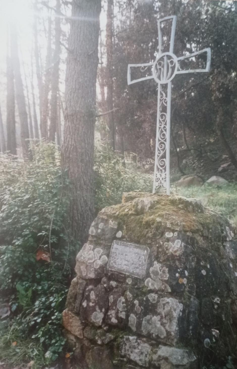 La cruz erigida en el lugar del fusilamiento, en Montealegre