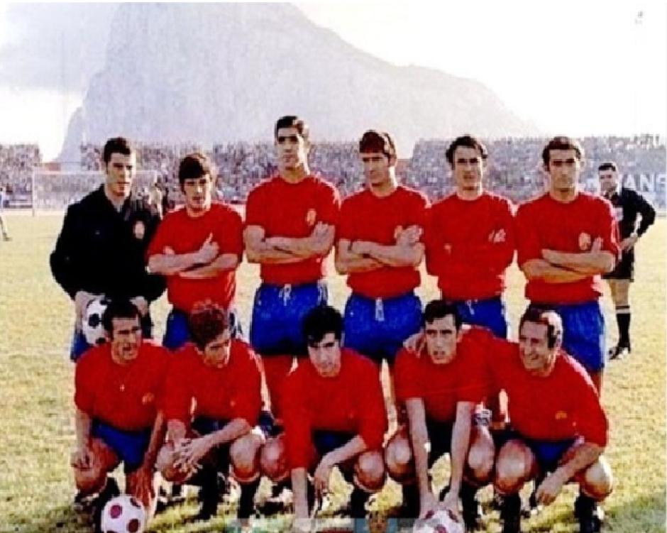 La foto del equipo. Al fondo, el peñón de Gibraltar