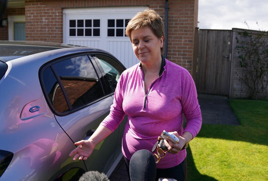 (Foto de ARCHIVO)
19 April 2024, United Kingdom, Glasgow: Former Scottish First Minister Nicola Sturgeon speaks to reporters outside her home in Uddingston, after her husband, former SNP chief executive Peter Murrell, was charged in connection with embezzlement of SNP funds following a police investigation into the party's finances. Photo: Andrew Milligan/PA Wire/dpa

19/4/2024 ONLY FOR USE IN SPAIN