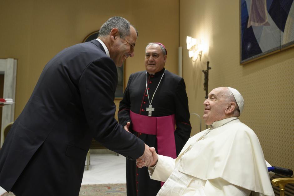 El actual presidente de Covirán con el Papa Francisco y el arzobispo de Granada