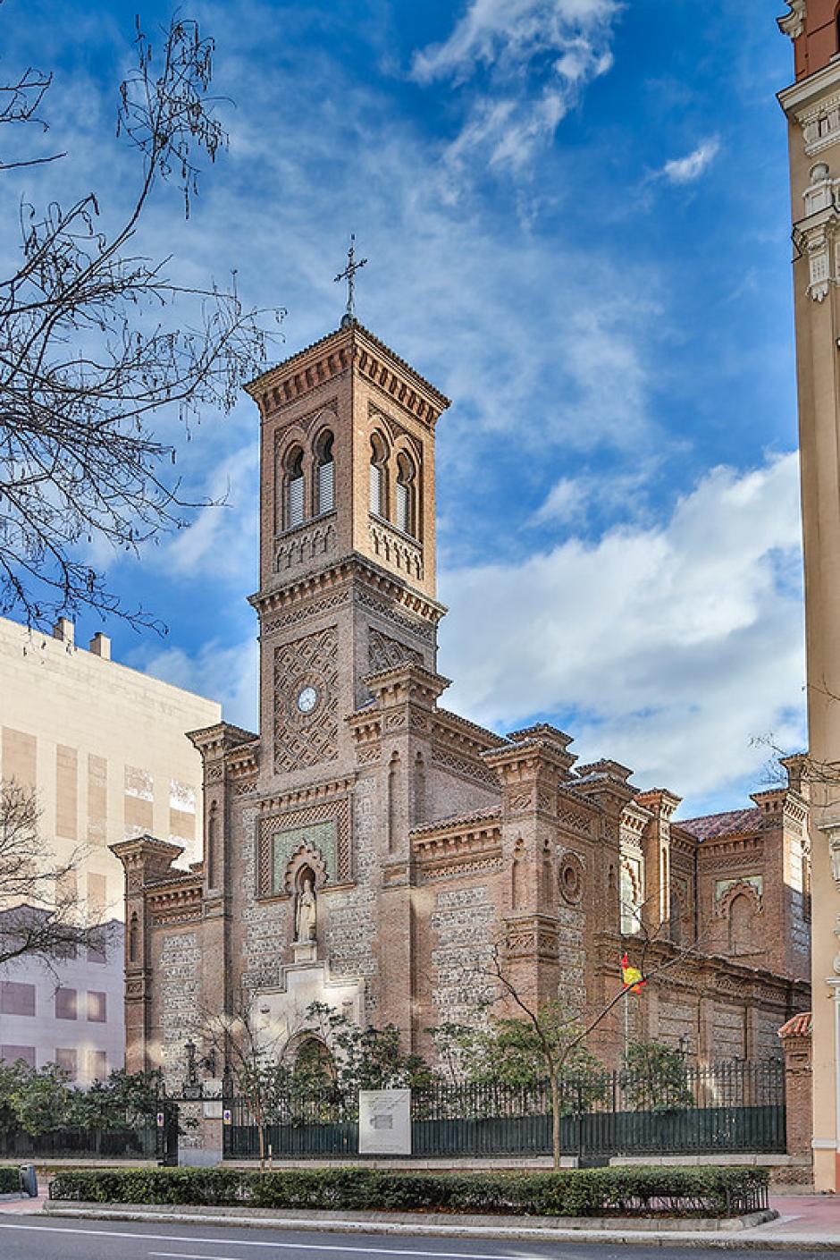 La esbelta torre de la fachada de San Fermín de los Navarros