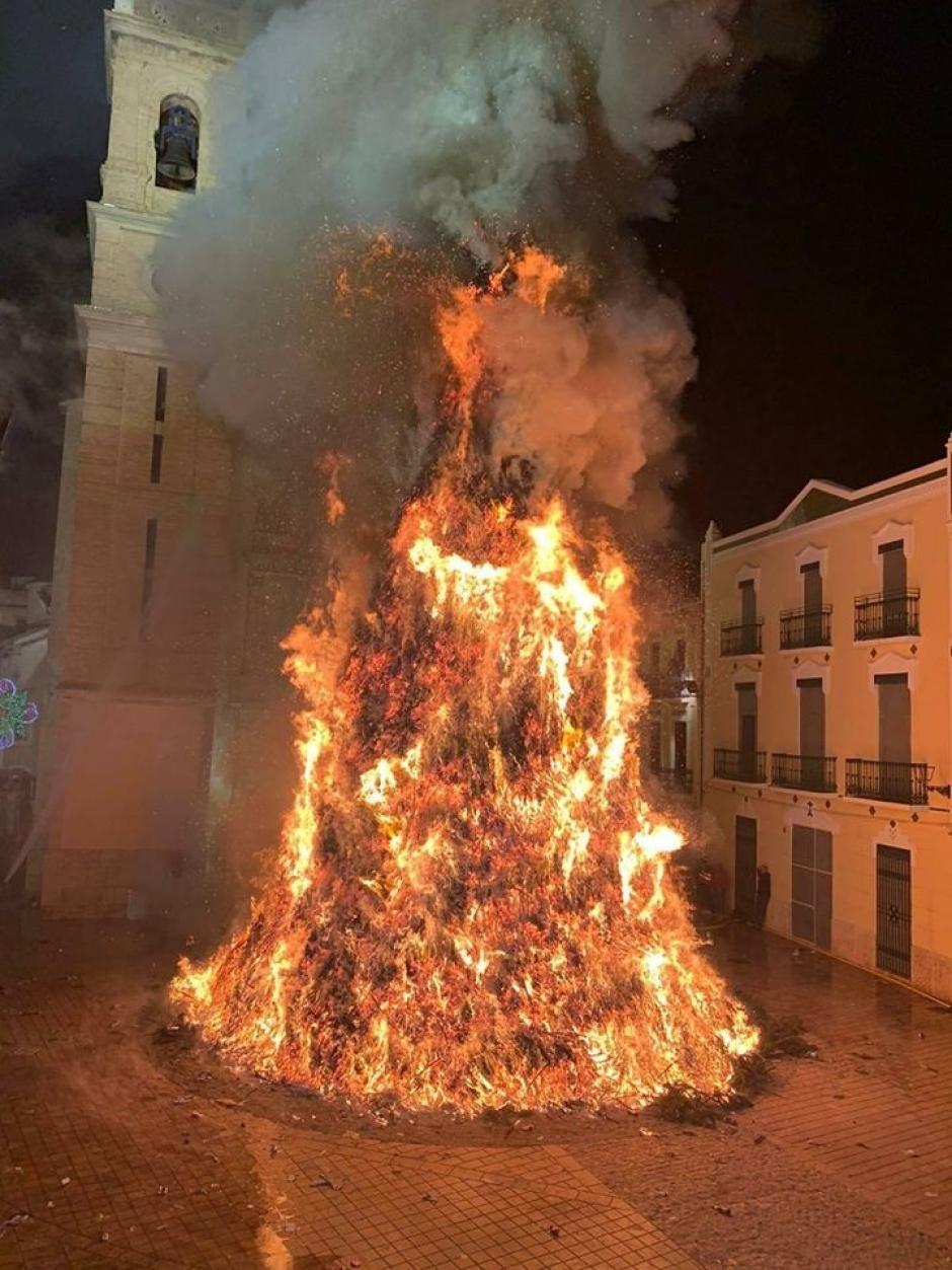 Hoguera de Canals en honor a San Antonio Abad, una de las más altas del mundo