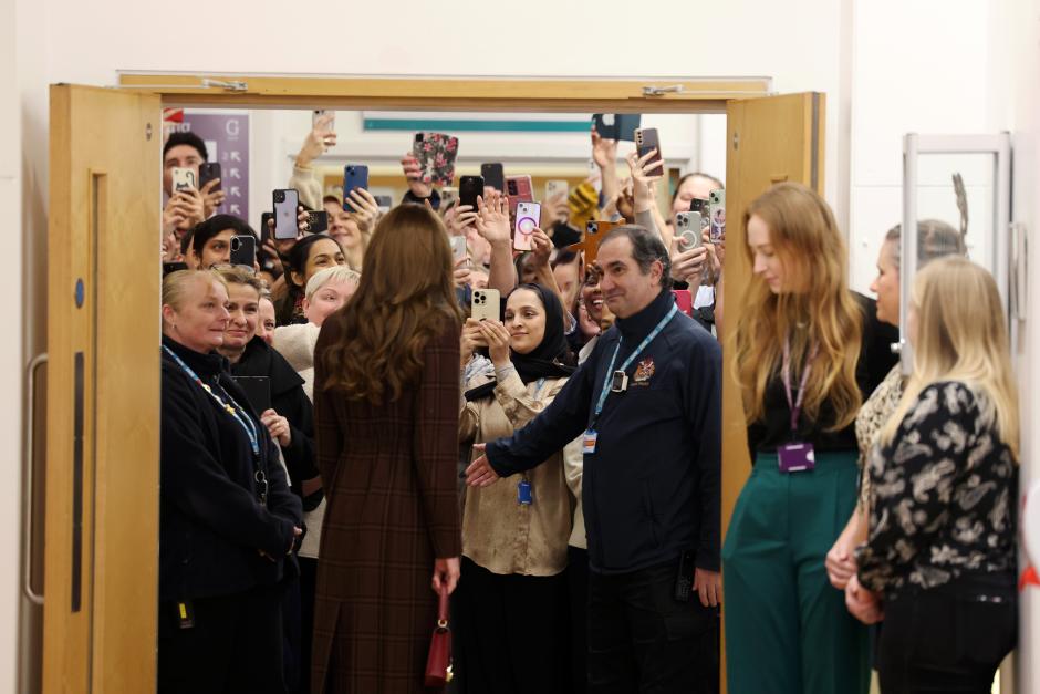 La Princesa de Gales, durante su visita al hospital, con su melena impecable