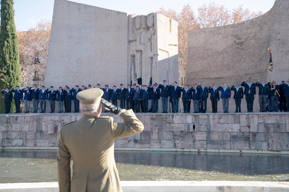 Los veteranos de la Fuerzas Armadas, durante el izado de la bandera