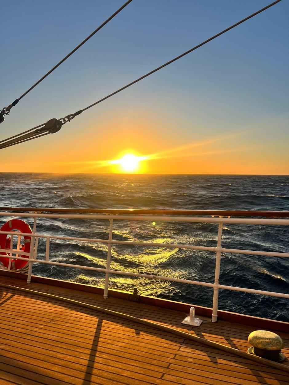 Una de las primeras puestas de sol a bordo del Juan Sebastián de Elcano desde que el 11 de enero partiera de Cádiz