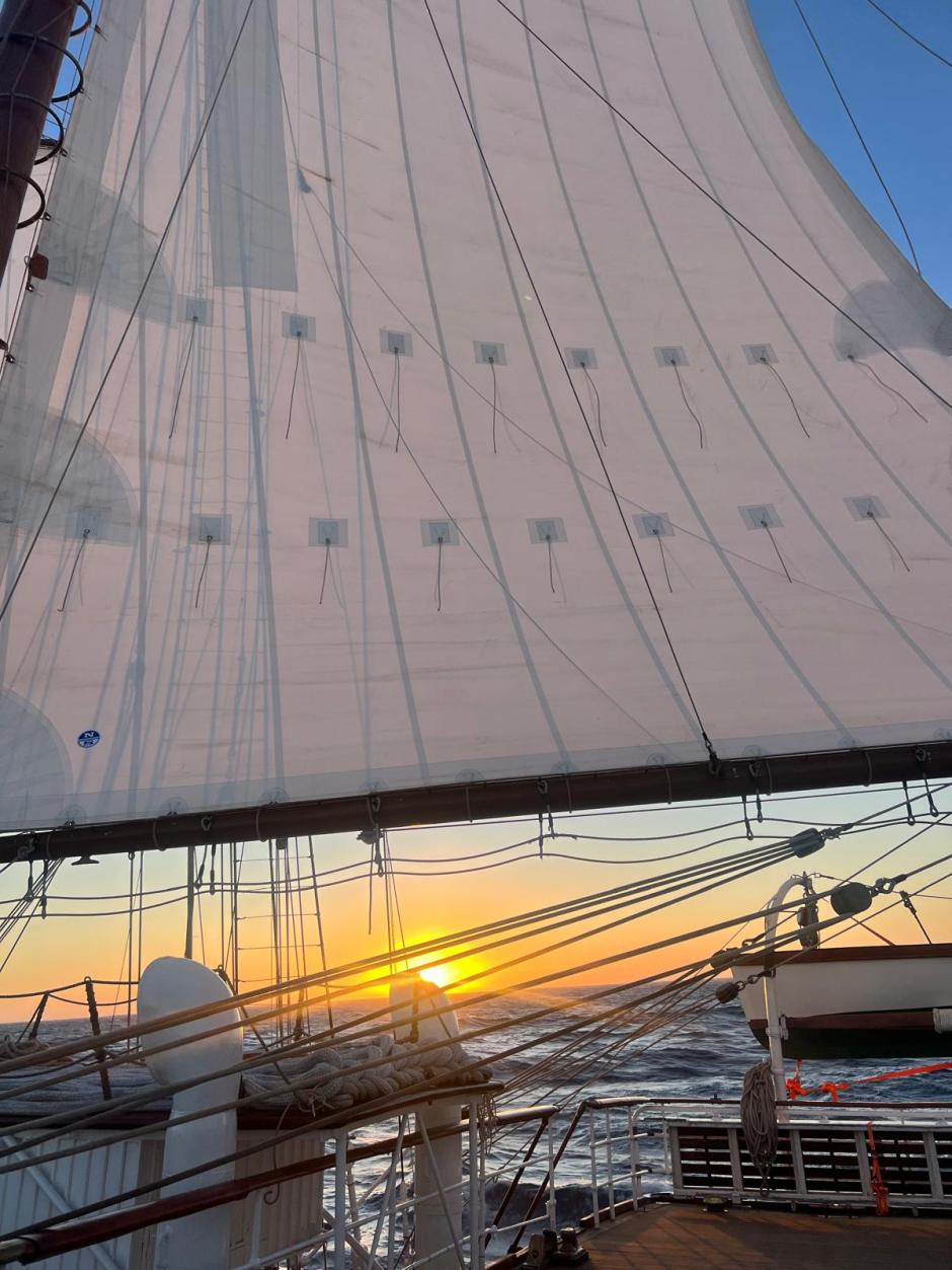 Otra espectacular imagen de la puesta de sol del Juan Sebastián de Elcano rumbo a las Islas Canarias