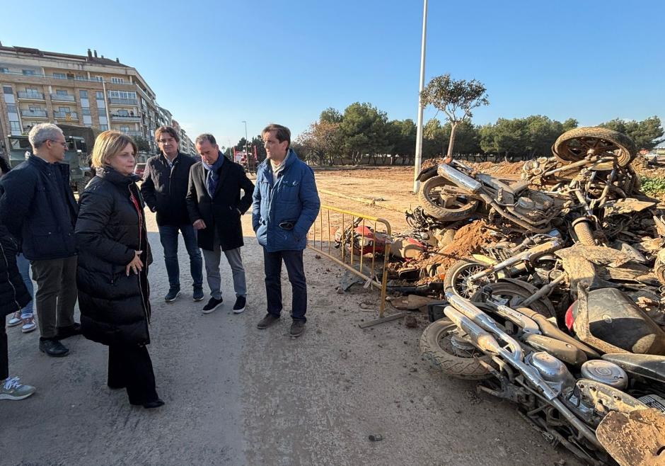 María José García-Pelayo observa una pila de vehículos devastados por la riada