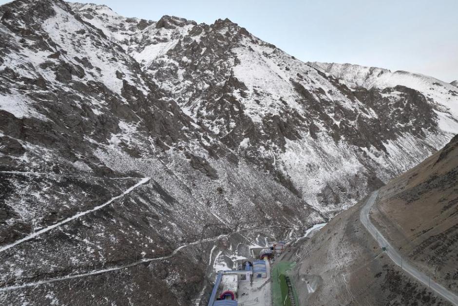 El túnel atraviesa este inmenso macizo montañoso