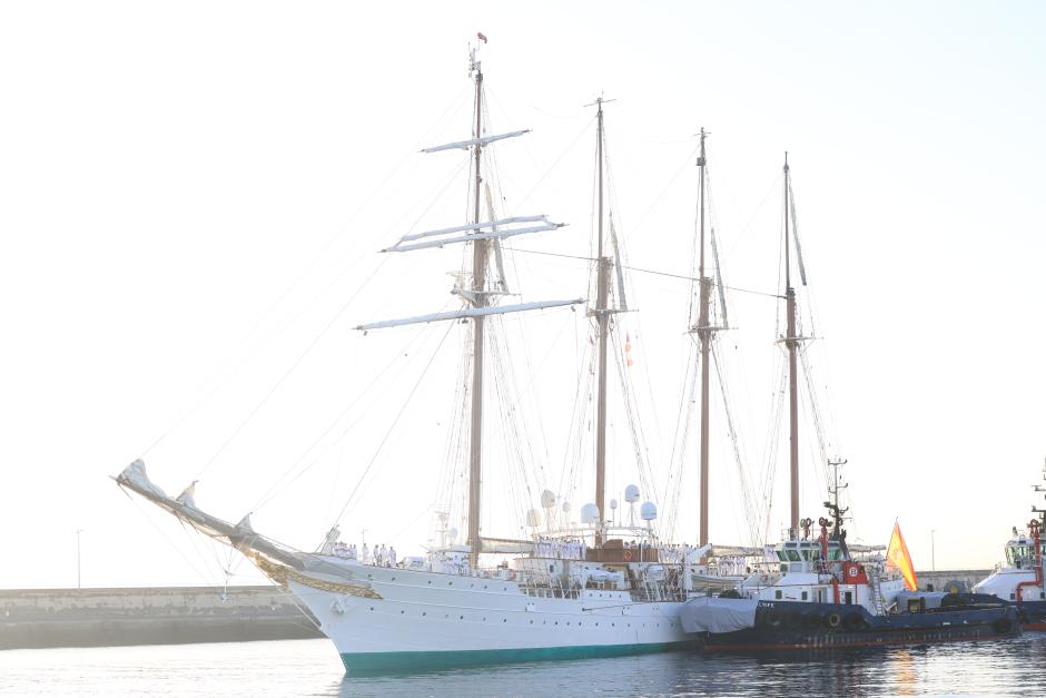 El remolcador, cubierto con una lona para no manchar el casco blanco del Juan Sebastián de Elcano