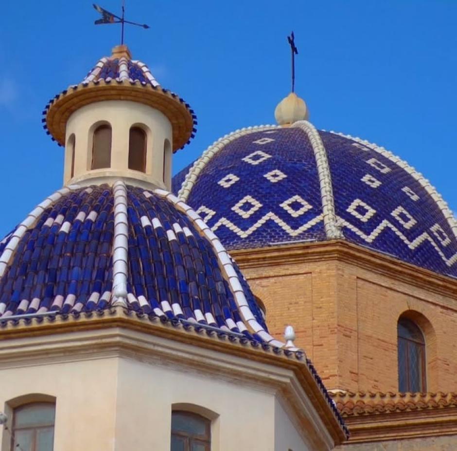 Cúpulas azules de la iglesia Nuestra Señora del Consuelo, ubicada en el centro histórico de Altea, Alicante