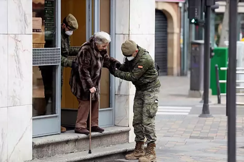 Dos agentes del Ejército de Tierra ayudan a una mujer en Salamanca