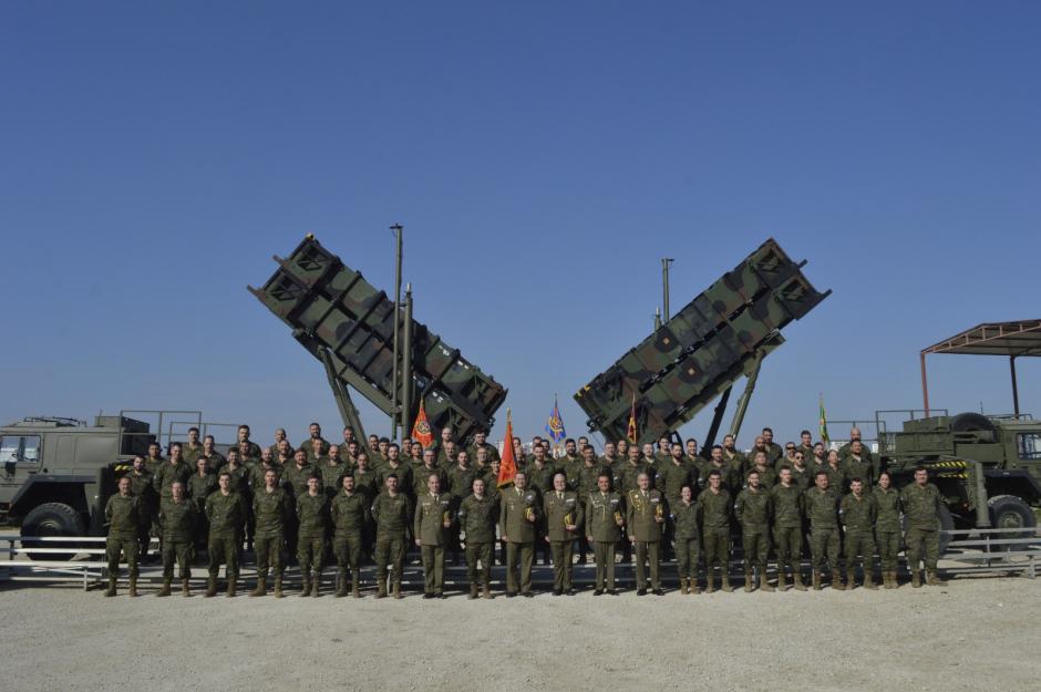 Foto de familia de la visita del Jefe de Estado Mayor del Ejército de Tierra, Amador Enseñat y Berea, a la Unidad Patriot