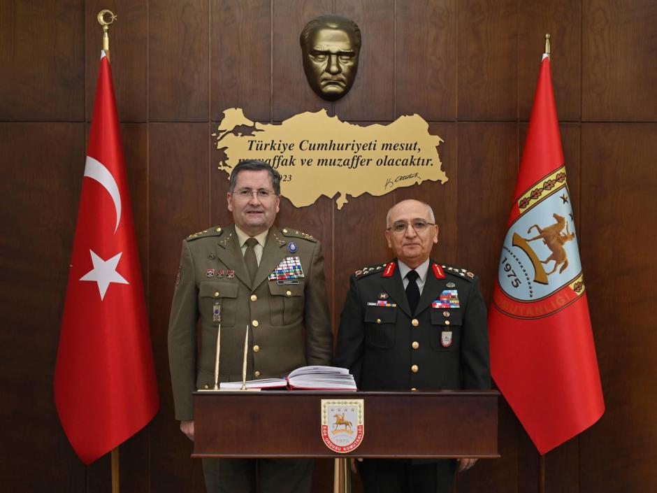 El Jefe de Estado mayor del Ejército de Tierra, en el Cuartel General del Ejército del Egeo,con el general de ejército Irfan Ozsert