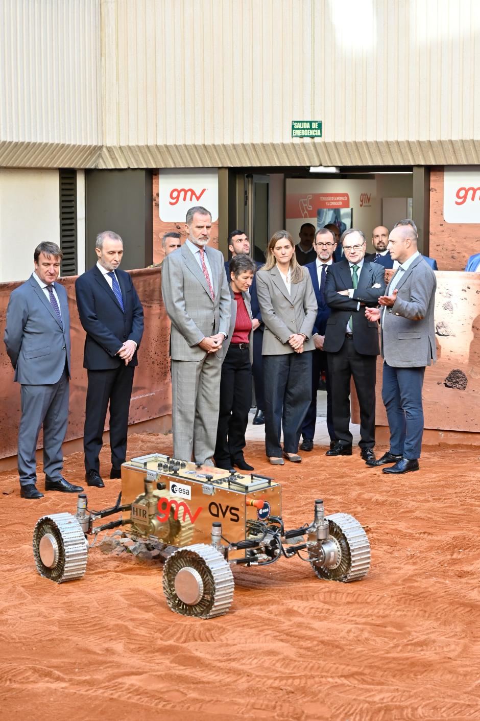 Don Felipe contempla uno de los robots espaciales en el terrario que imita a Marte