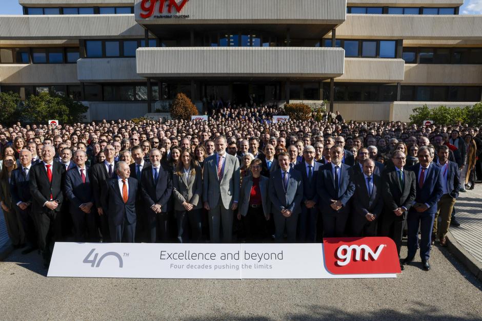 Foto de familia del Rey con los trabajadores de la tecnológica GMV