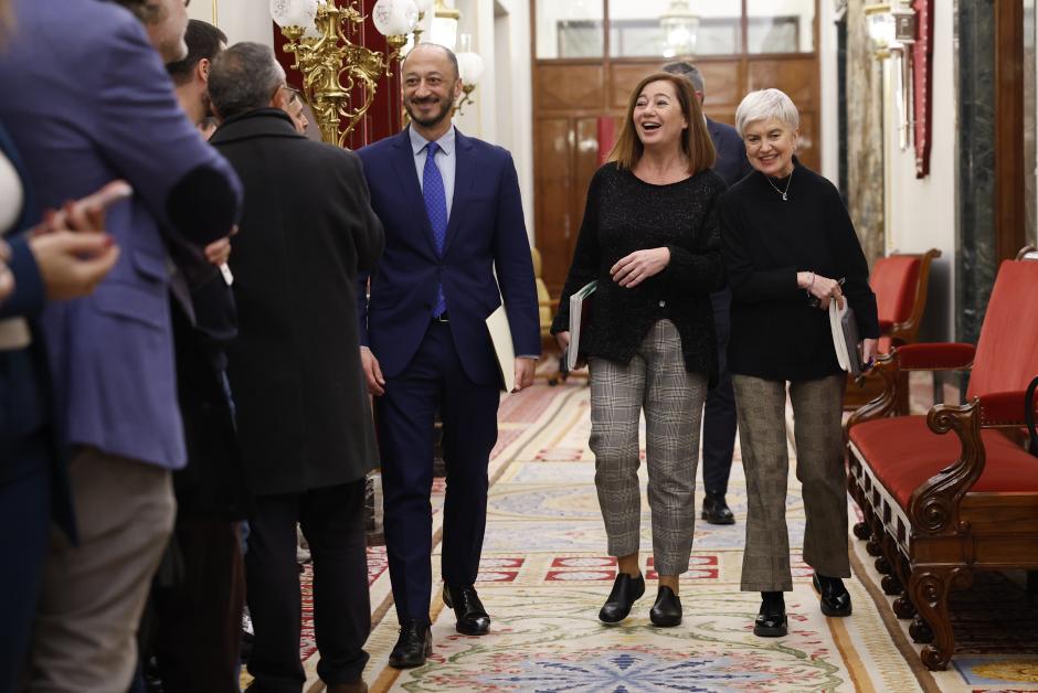 Miembros de la Mesa del Congreso dirigiéndose a la reunión del jueves