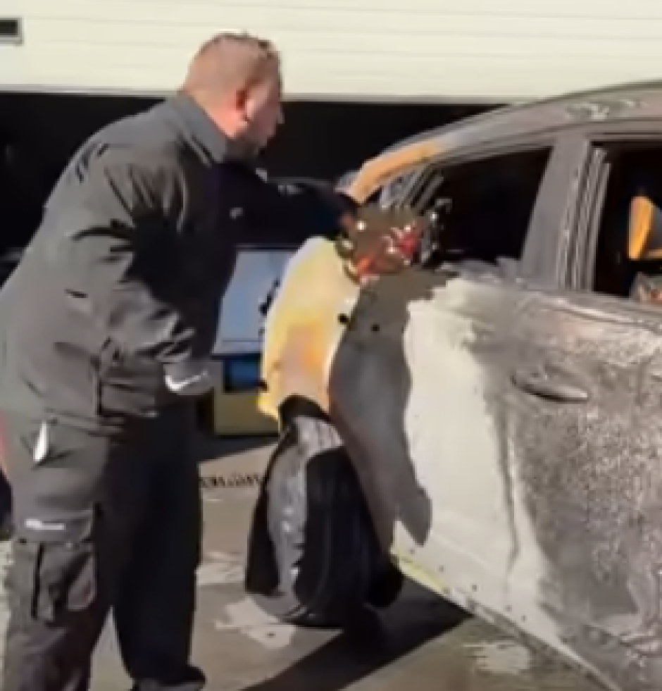 La parte trasera del coche está carbonizada