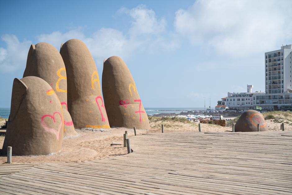 AME2034. PUNTA DEL ESTE (URUGUAY), 17/01/2025.- Fotografía de la escultura Los Dedos de Punta del Este, creada por Mario Irarrázabal, con un graffiti de "CR7" y un corazón en referencia a Cristiano Ronaldo este viernes, en Punta del Este (Uruguay). EFE/ STR