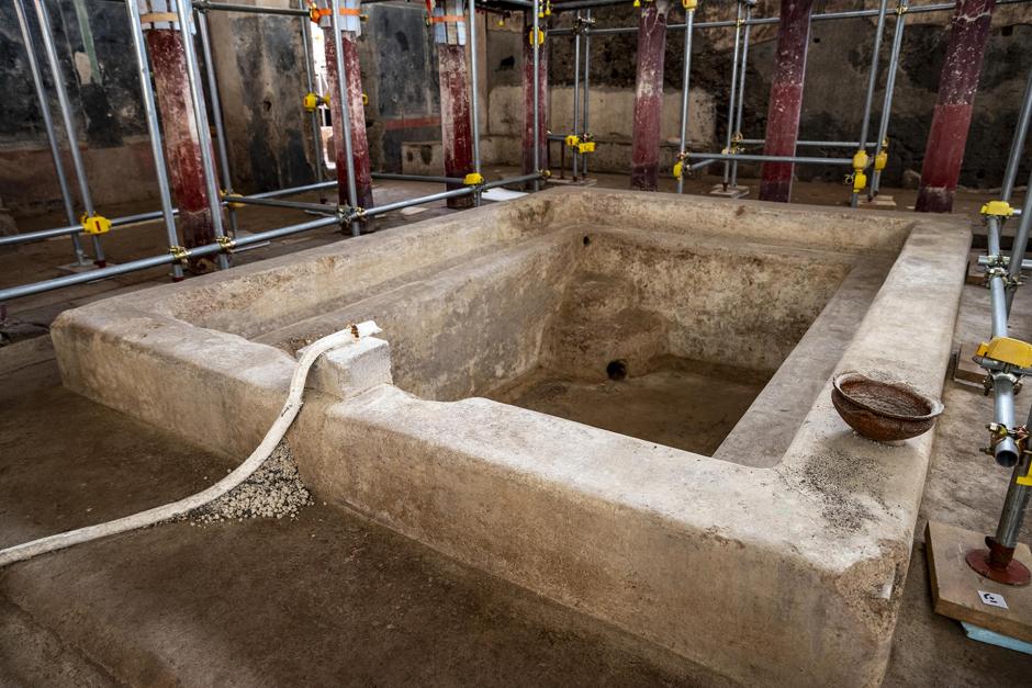 La piscina de la sala fría, con una profundidad superior a un metro, tenía capacidad para albergar entre 20 y 30 personas al mismo tiempo.