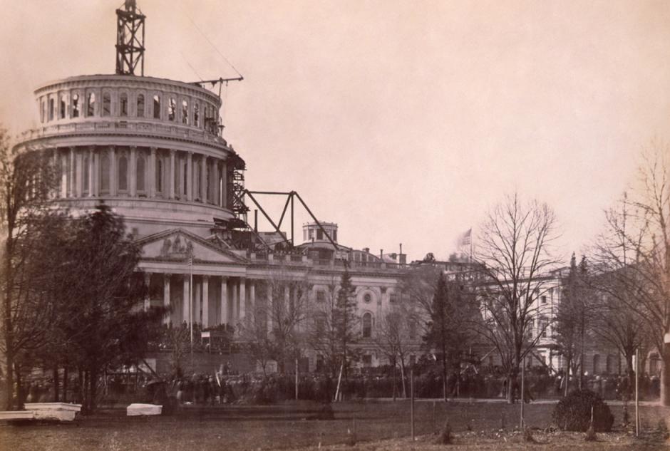 Toma de posesión de Abraham Lincoln en 1861, ante la cúpula parcialmente terminada del Capitolio