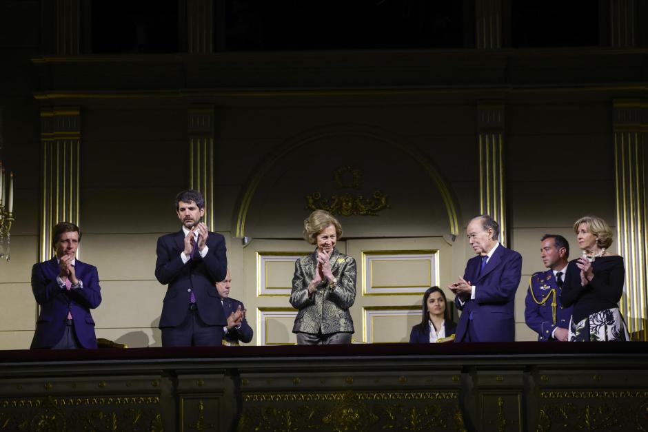 La Reina con alcalde de Madrid, José Luis Martínez-Almeida, y el ministro de Cultura, Ernest Urtasun, en el placo real del Teatro