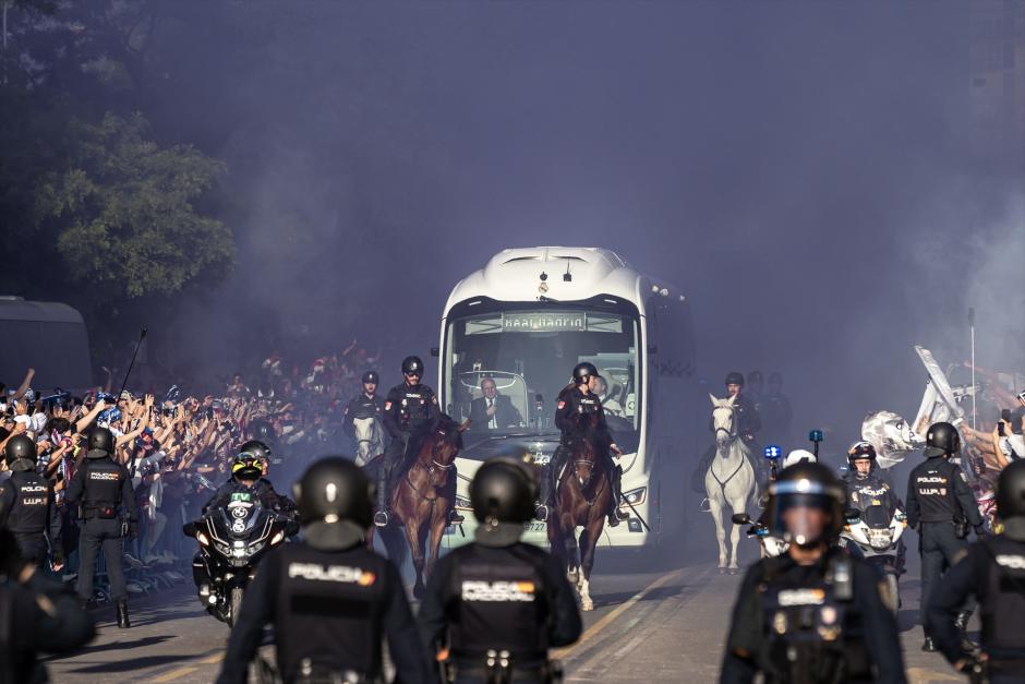 Cientos de personas reciben el autobús con los jugadores del Real Madrid