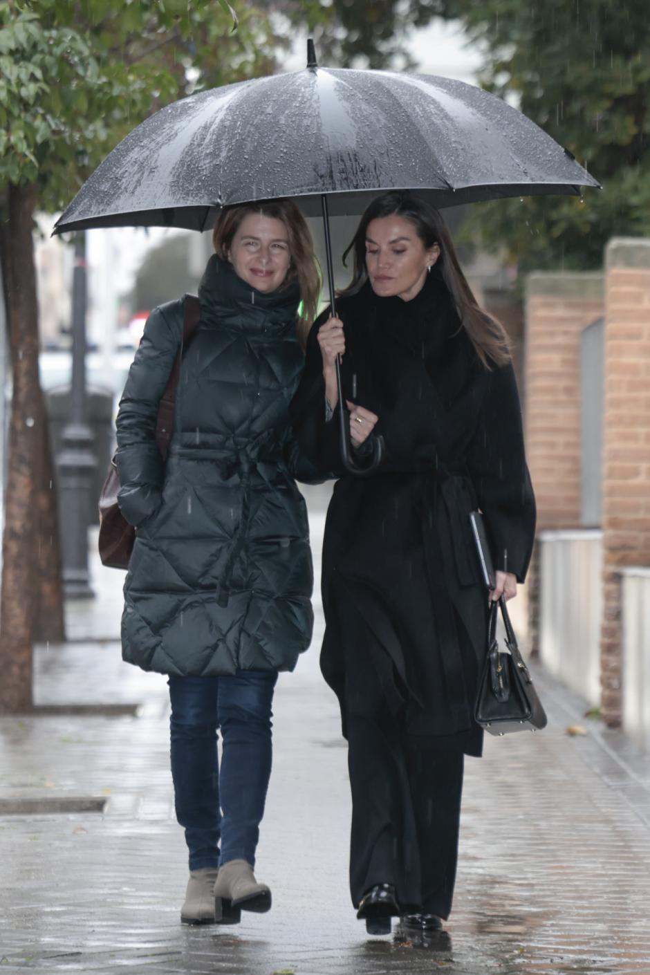 Otro momento del paseo de la Reina con la jefa de su Secretaría, este martes en Madrid