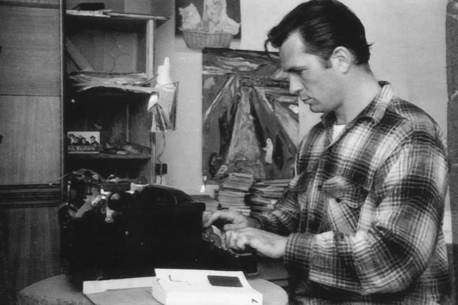 Dice la leyenda que la frenética composición del original de En la carretera, fruto de su predilección por la técnica de la prosa espontánea, llevó a Jack Kerouac a escribir la novela sin puntos y aparte, aprovechando hasta el último milímetro de los márgenes y en un rollo de papel de decenas de metros. Kerouac habría escrito todo el libro en poco más de una semana y sin corregir ni una coma. Esa tarea (con polémica incluida) correspondería a los editores de Viking Press. Ese legendario rollo (en realdad son ocho rollos), que se custodia en la colección privada del magnate James Irsay, se escribió en una máquina de escribir Underwood 1933.