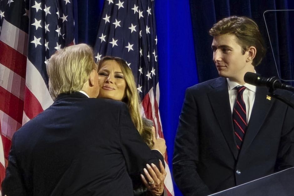 Donald y Melania Trump, con su hijo Barron, en West Palm