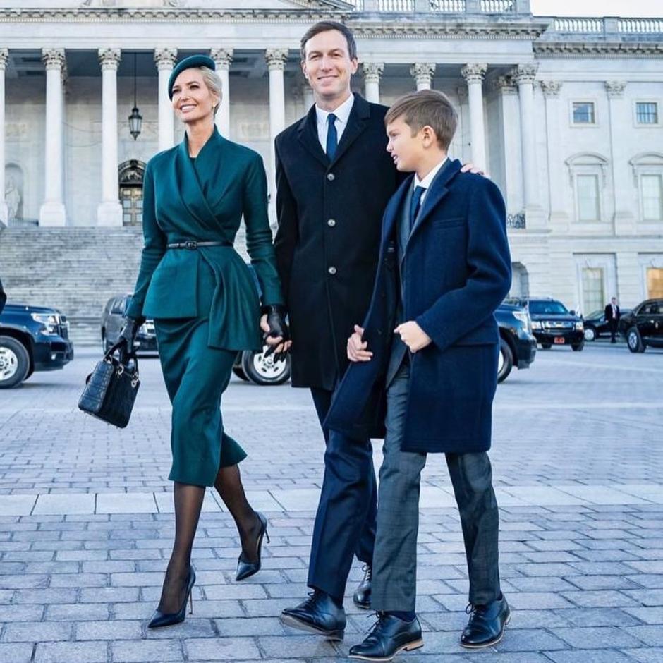 Para la sesión de investidura, Ivanka Trump lució un elegante conjunto verde de Dior. Muy discreta. Un conjunto clásico y muy sofisticado, con falda midi y blazer cruzada que combinó con un mini cinturón negro. Un estilismo que remató con un mini tocado a tono, colocado de forma lateral sobre su cabello, peinado con un recogido.