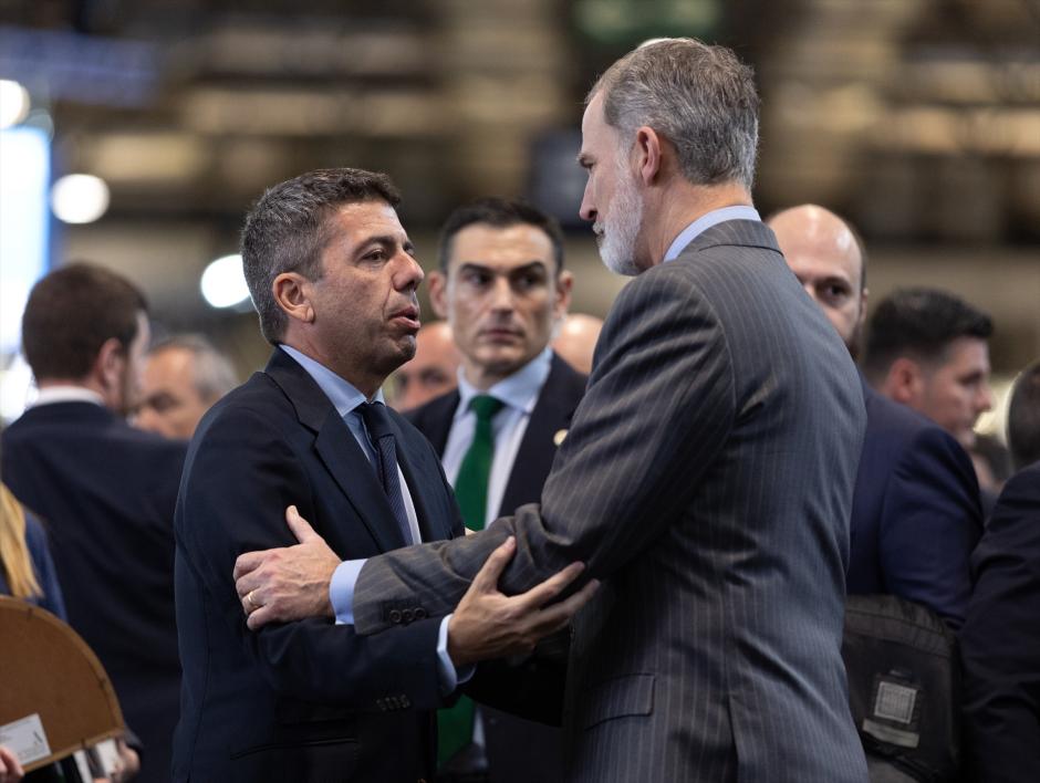 El Rey Felipe VI saluda a Carlos Mazón en la inauguración de Fitur