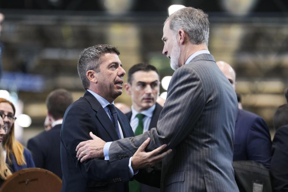 Don Felipe con Carlos Mazón, durante la visita al stand de Valencia en Fitur