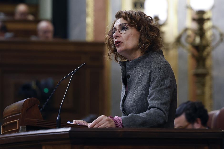 María Jesús Montero, defendiendo uno de los tres reales decretos leyes en la tribuna