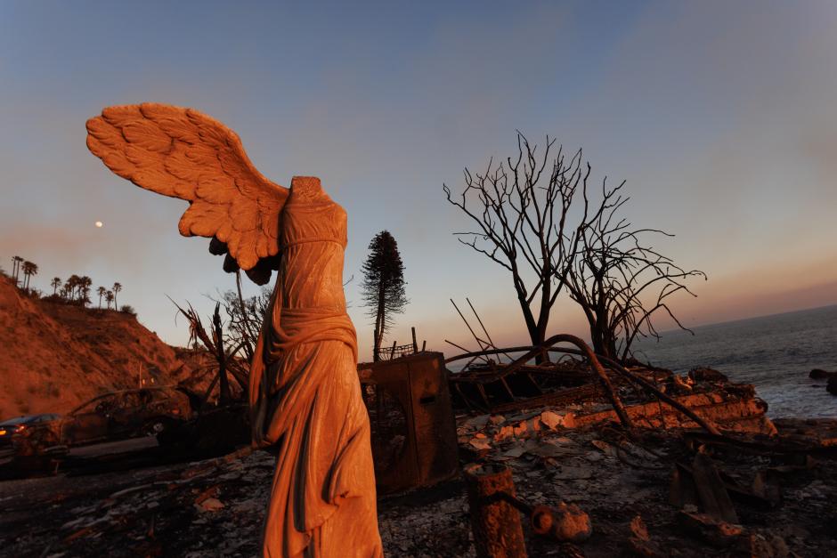 Una escultura semi destruida en las ruinas de una vivienda en Palisades