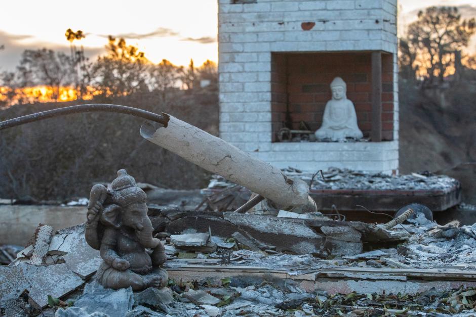 Esculturas budistas en medio de las ruinas de Los Ángeles