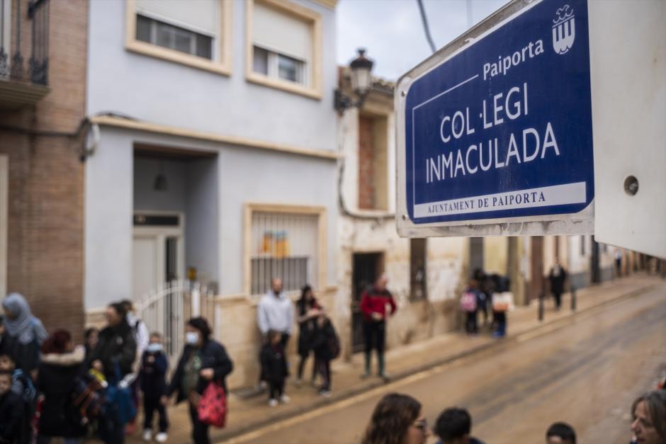 (Foto de ARCHIVO)
El colegio 'La Inmaculada', el primero en abrir tras la DANA, a 4 de diciembre de 2024, en Paiporta, Valencia, Comunidad Valenciana (España). Más de un mes después de la DANA, los alumnos del colegio La Inmaculada han sido recibidos entre aplausos de padres, profesores y efectivos de la UME en la reapertura del centro, el primero en hacerlo en Paiporta, zona cero de la DANA.

Jorge Gil / Europa Press
04 DICIEMBRE 2024;PAIPORTA;VALENCIA;COMUNIDAD VALENCIANA
04/12/2024