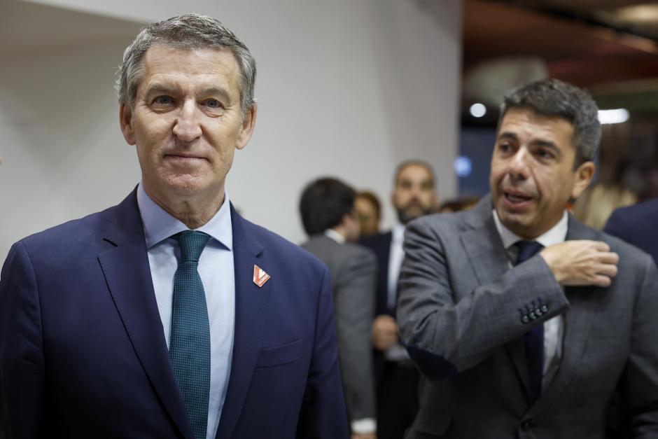 El ​presidente del Partido Popular, Alberto Núñez Feijóo, luce el pin de Valencia junto al president de la Generalitat, Carlos Mazón (d), en la Feria Internacional de Turismo (Fitur)