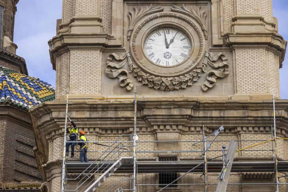 Vista de una de las torres de la basílica de El Pilar de Zaragoza donde han comenzado las obras de restauración