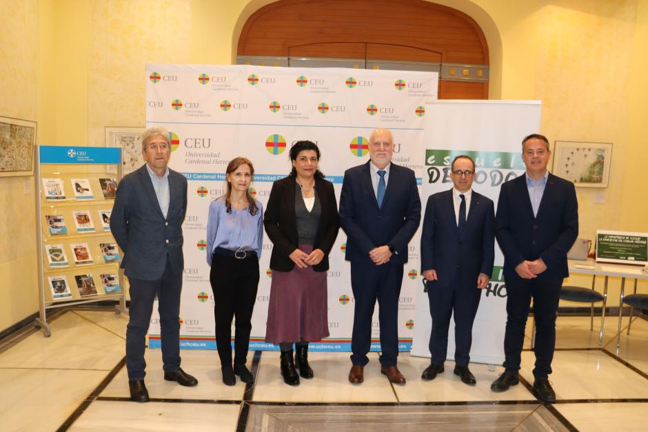 Losada, junto al resto de conferenciantes en la CEU UCH