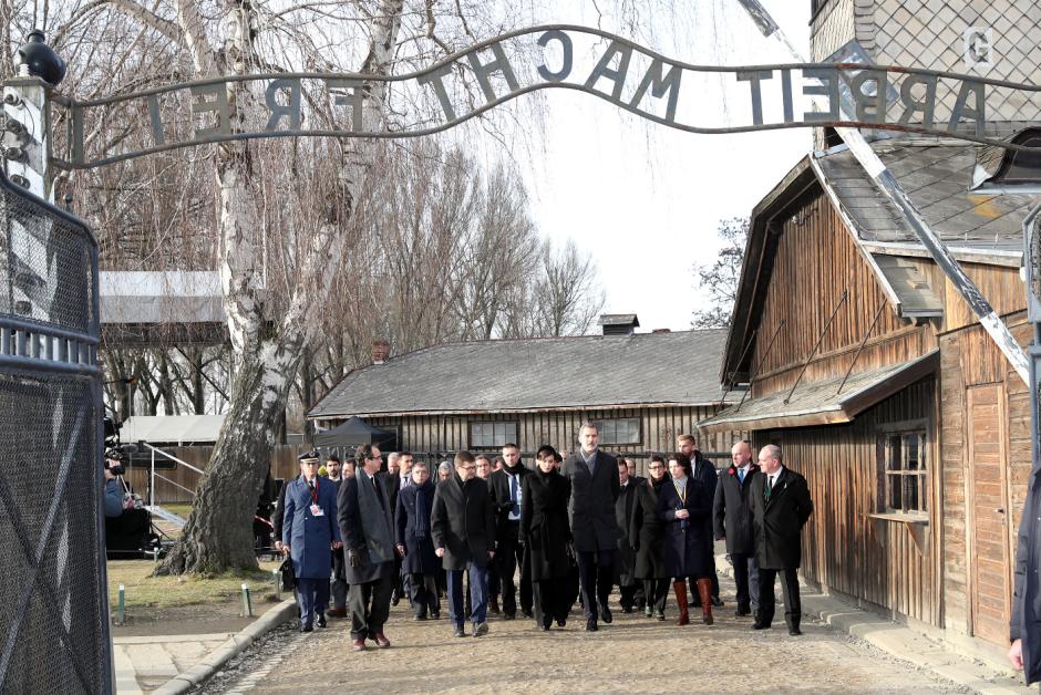 Los Reyes, durante el recorrido por el campo de concentración y exterminio de Auschwitz en 2020