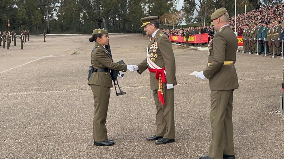 El Jefe de Estado Mayor del Ejército, Amador Enseñat y Berea, saluda a una alumna del Centro de Formación de Cáceres