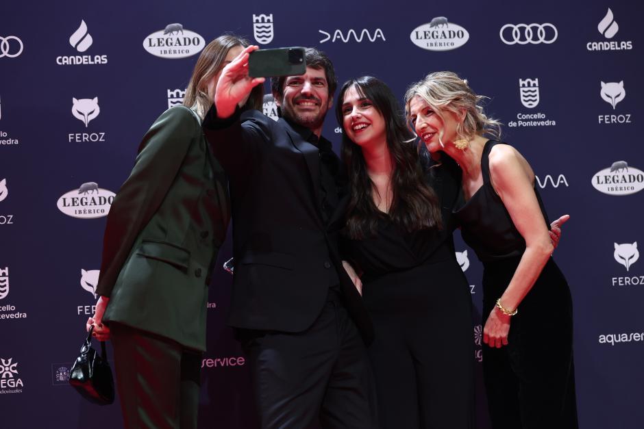 El ministro de Cultura, Ernest Urtasun (2i); la vicepresidenta segunda y ministra de Trabajao y Economía Social, Yolanda Díaz (1d), posan en la alfombra roja de los Premios Feroz 2025, en el Pazo da Cultura, a 25 de enero de 2025, en Pontevedra, Galicia (España). Los Premios Feroz son entregados de manera anual por la Asociación de Informadores Cinematográficos de España desde 2014, con el objetivo de destacar lo mejor de la producción audiovisual del año, tanto en cine como en televisión. El evento cuenta con la entrega de 21 estatuillas, que incluyen premios para el cine, las series y los reconocimientos especiales como el Feroz de Honor, que este año se otorga al director Jaime Chávarri.

Eduardo Parra / Europa Press
25 ENERO 2025;PHOTOCALL;POSAR;ALFOMBRA ROJA;
25/1/2025