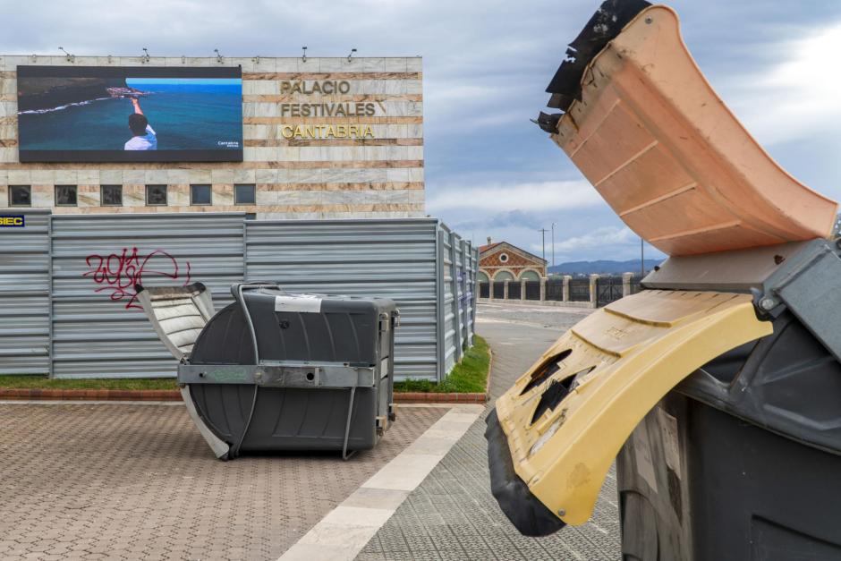 Contenedores de basura volcados este domingo en Santander