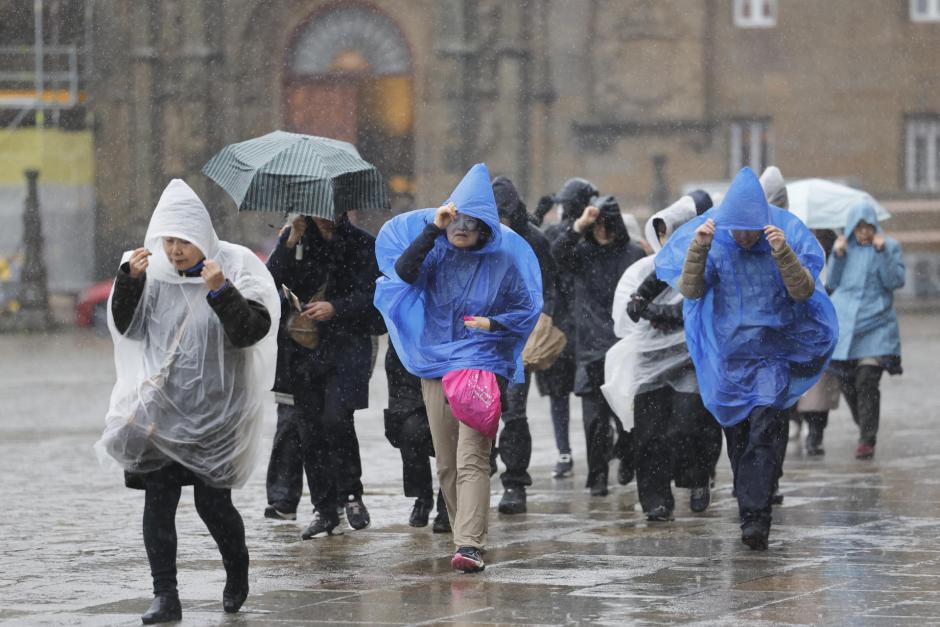 Turistas hoy domingo en la plaza del Obradoiro en Santiago de Compostela