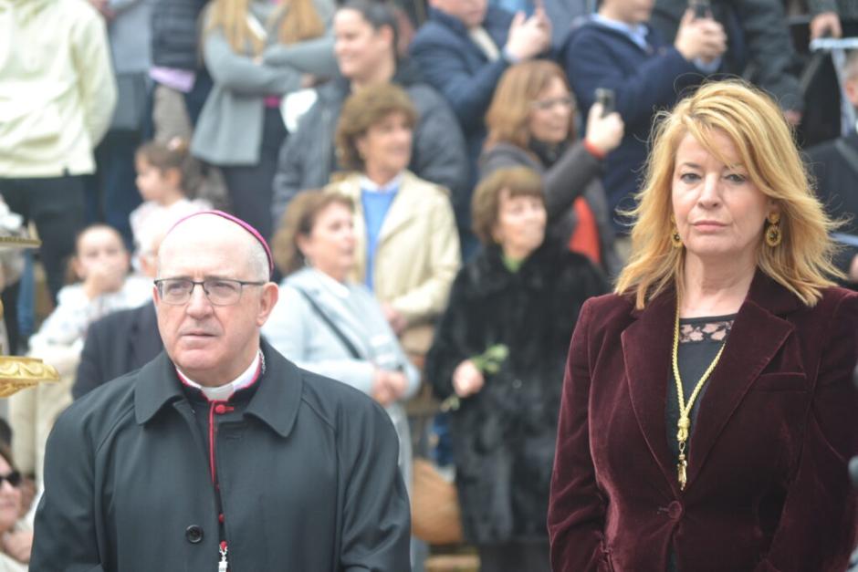 Monseñor Gómez Sierra junto a la alcaldesa Pilar Miranda Plata