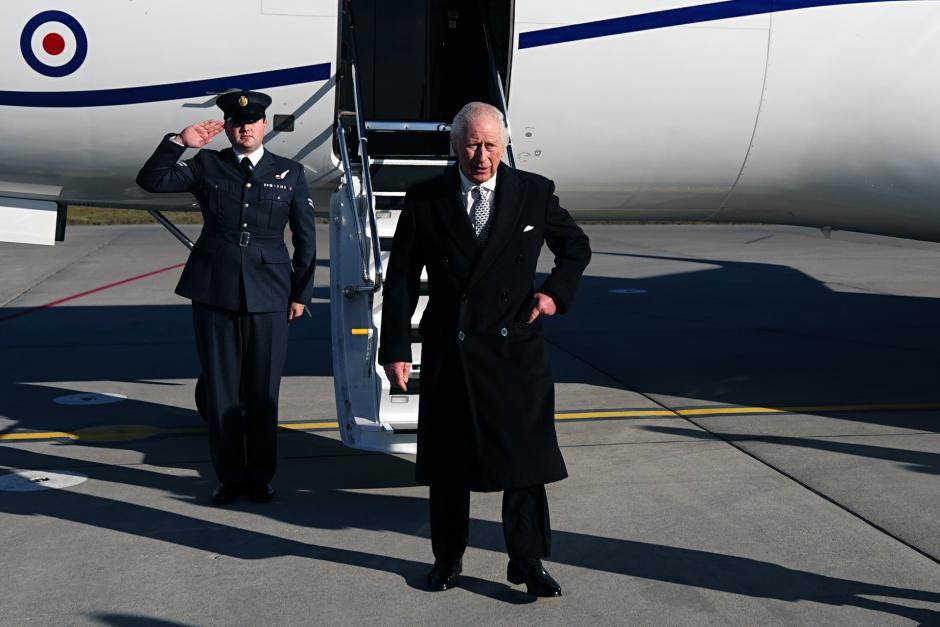 El Rey Carlos de Inglaterra llega al aeropuerto de Cracovia para asistir a la ceremonia de Auschwitz