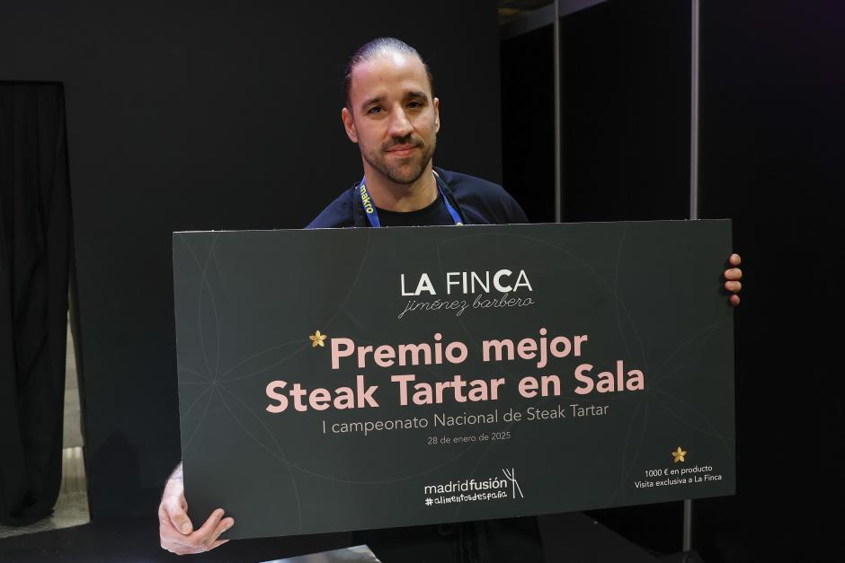 El chef Nacho Trujillo mustra su premio al Mejor Steak Tartar en Sala, durante la 23ª edición de Madrid Fusión, este martes en Madrid